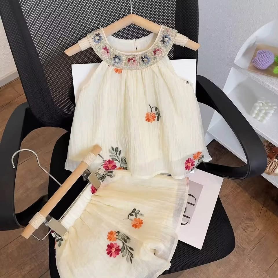 white fashionable top set